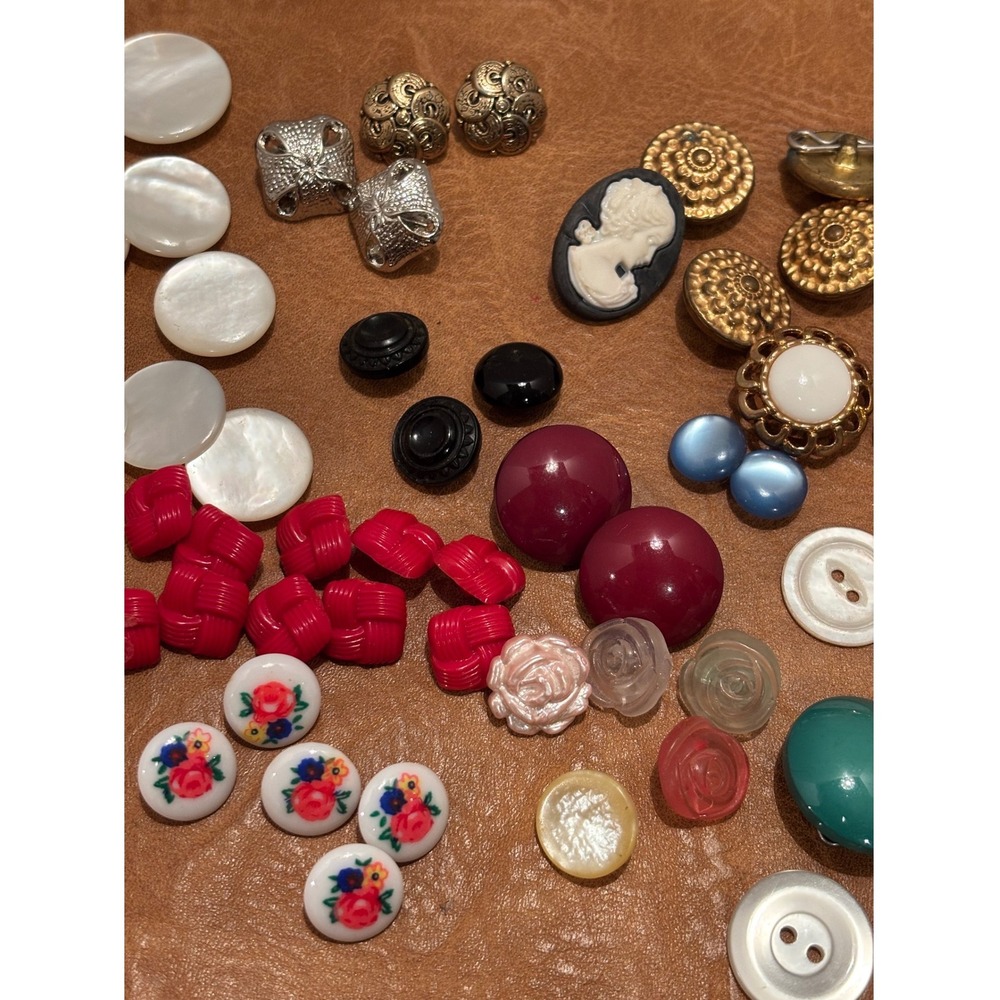 Vintage Mixed Button Lot Cameo Mother of Pearl Floral Gold Tone Crafting Sewing - Picture 3 of 7